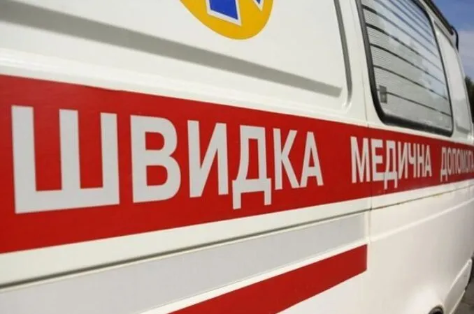 На Франківщині швидка, яка їхала на виклик, застрягла в засніженій дорозі