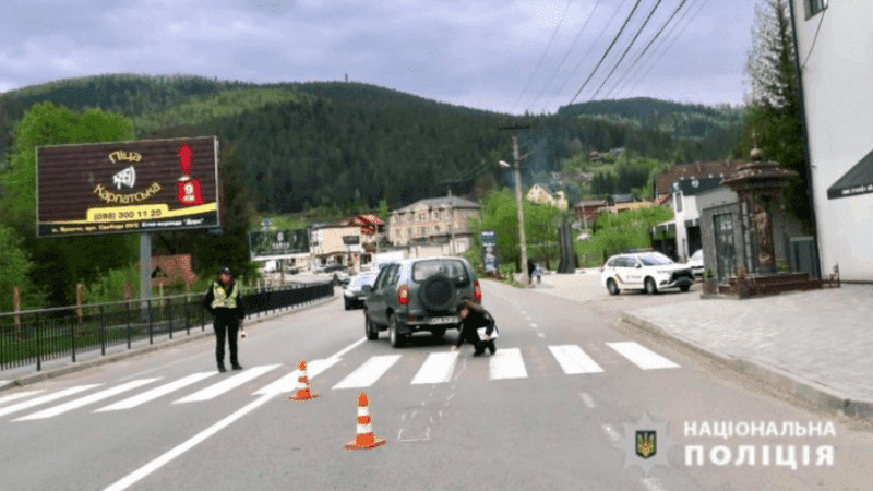 В Яремче водій збив жінку та двох дітей