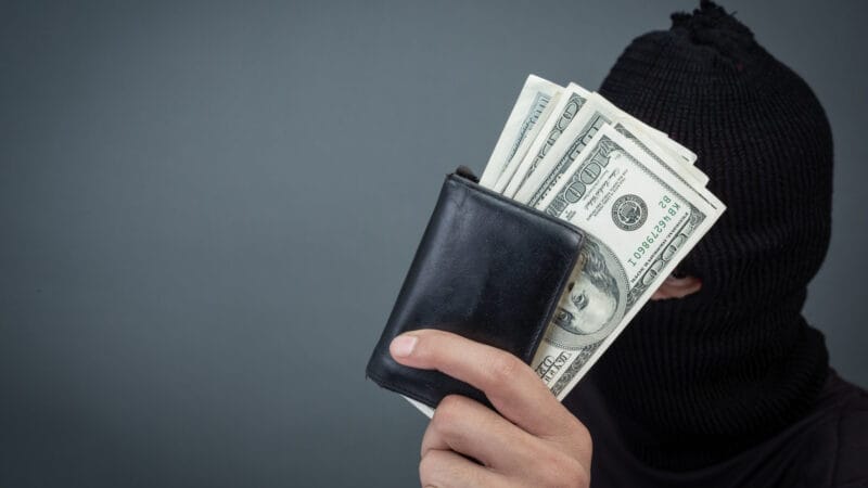 Псевдобанкіри видурили у прикарпатки 1200 доларів
