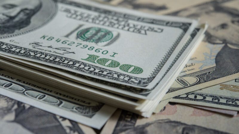 На Прикарпатті довірливий чоловік двічі перерахував шахраю понад $1000