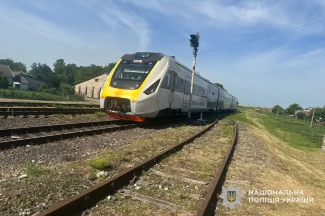 Потяг "Коломия - Рава-Руська" збив пенсіонерку