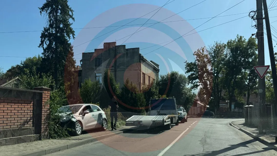 У Коломиї водій KIA не впорався з керуванням і влетів в огорожу