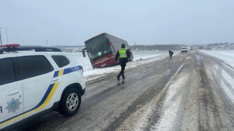 Автобус вилетів з траси поблизу Коломиї 