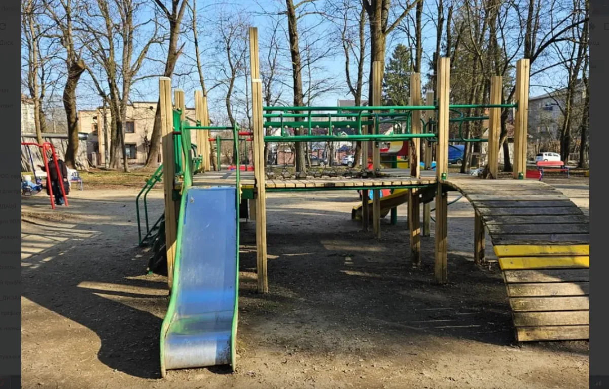 Смертельна пастка для дітей: у парку Коломиї виявили аварійний майданчик Смертельна пастка для дітей: у парку Коломиї виявили аварійний майданчик