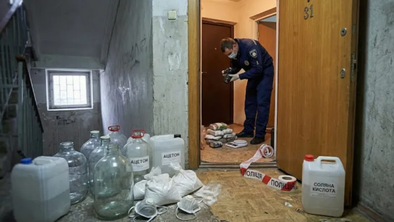 Запах ацетону та нічні візити: як розпізнати нарколабораторію у вашому під’їзді чи по сусідству