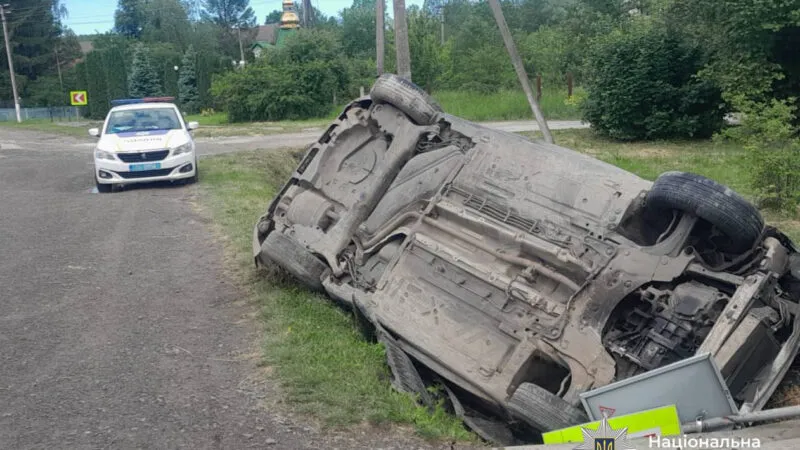 ДТП на Прикарпатті: водій не впорався з керуванням на з’їхав в кювет