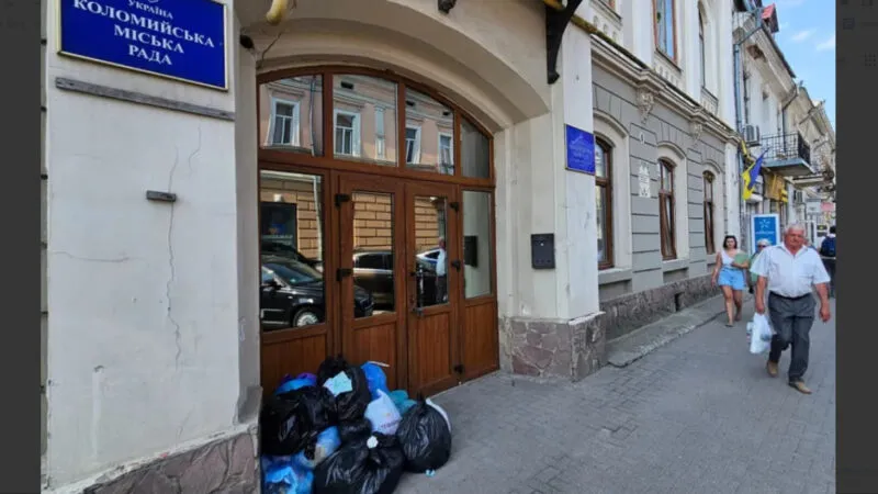 “Ганьба” і сміття під ратушею: Коломия протестує проти нових перевізників сміття