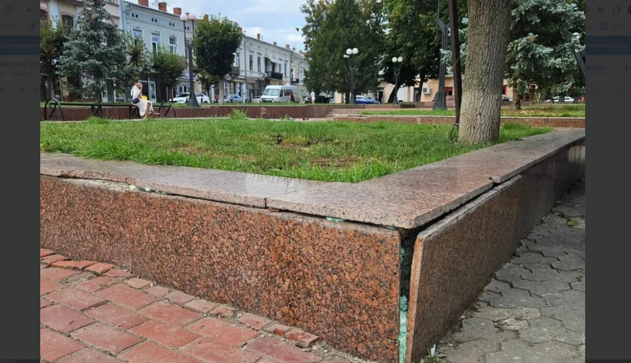 Ремонт монтажною піною: у Коломиї комунальники «полагодили» площу Відродження