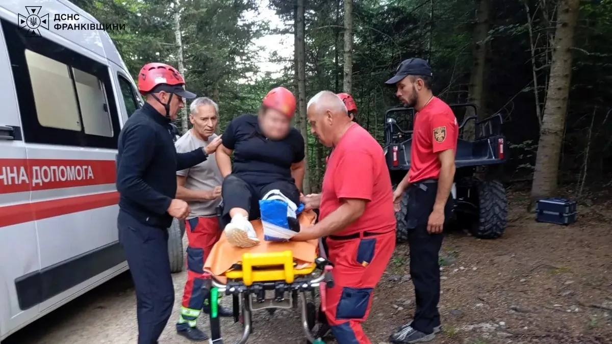 Травми і втрата орієнтування: за добу рятувальники тричі виручали туристів у Карпатах