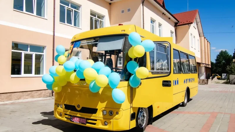 Нові «школярики» на Прикарпатті: два ліцеї Надвірнянщини отримали сучасні автобуси