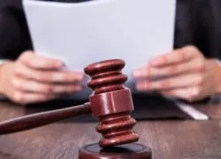 Підняла чужий телефон на зупинці — отримала вирок: історія з Надвірнянщини