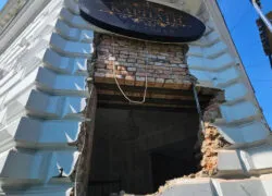 Знову руйнують фасад: у центрі Коломиї вибивають двері в історичній будівлі