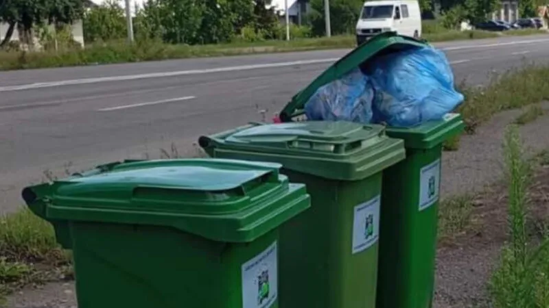 Сміттєві баки гниють біля дороги: половину Шепарівців на Коломийщині лишили без вивезення відходів