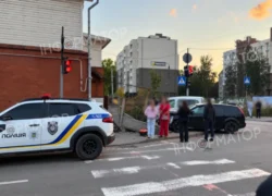 ДТП на перехресті у Коломиї: одна з автівок протаранила паркан