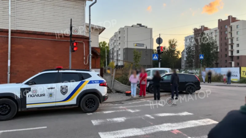 ДТП на перехресті у Коломиї: одна з автівок протаранила паркан