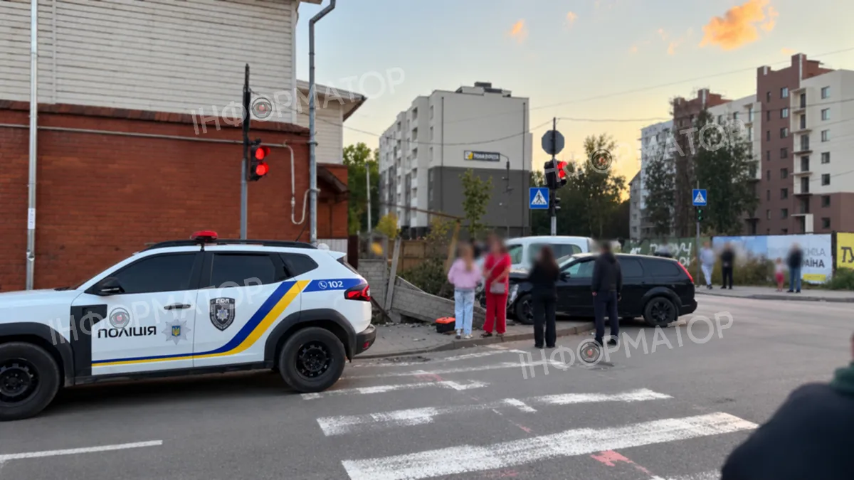 ДТП на перехресті у Коломиї: одна з автівок протаранила паркан