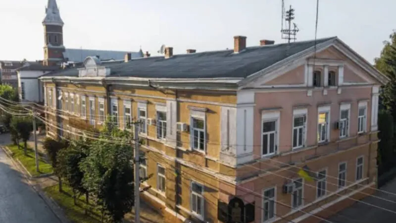 Незаконне звільнення викладача: суд звільнив екскерівника медколеджу від відповідальності