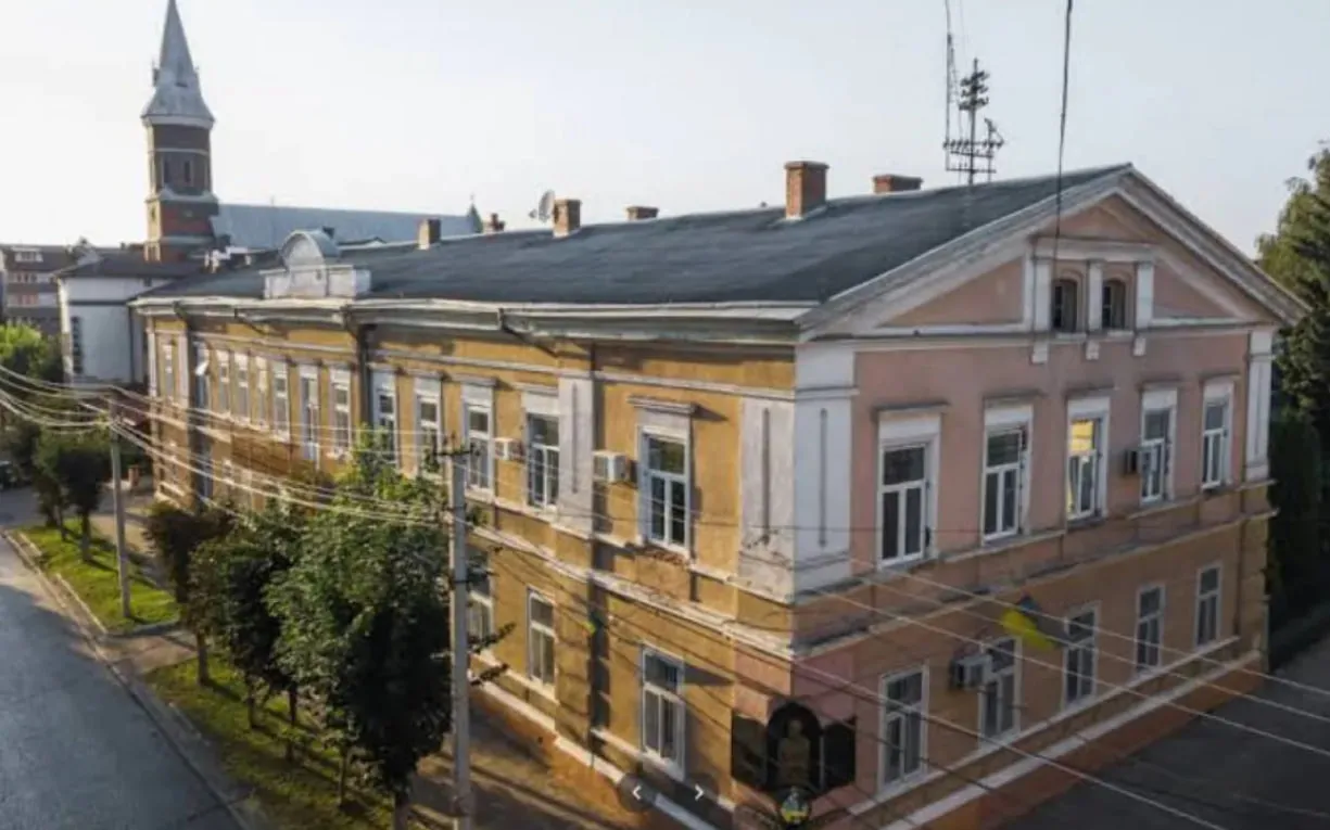 Незаконне звільнення викладача: суд звільнив екскерівника медколеджу від відповідальності