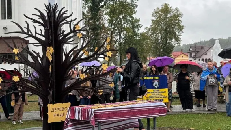 «Дерево надії» на Прикарпатті: у Делятині встановили пам’ятний знак зниклим безвісти