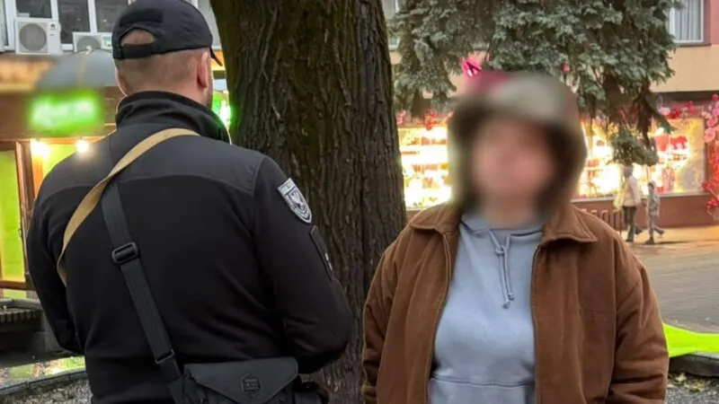 Хотіла спалити прапор: у Франківську затримали жінку, яка вчинила наругу над державним символом